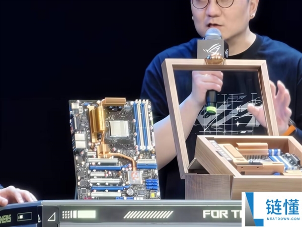 ROG 20 周年复刻主板正式发布：复古铜色配蓝白插槽，售价 5206 元