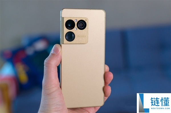 索尼 Xperia 1 VIII 翻车实录：万元机皇 AI 相机负优化遭网友疯狂吐槽