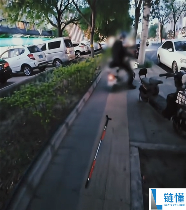 盲人女孩走盲道被撞系摆拍？官方通报：当事博主账号已被封禁