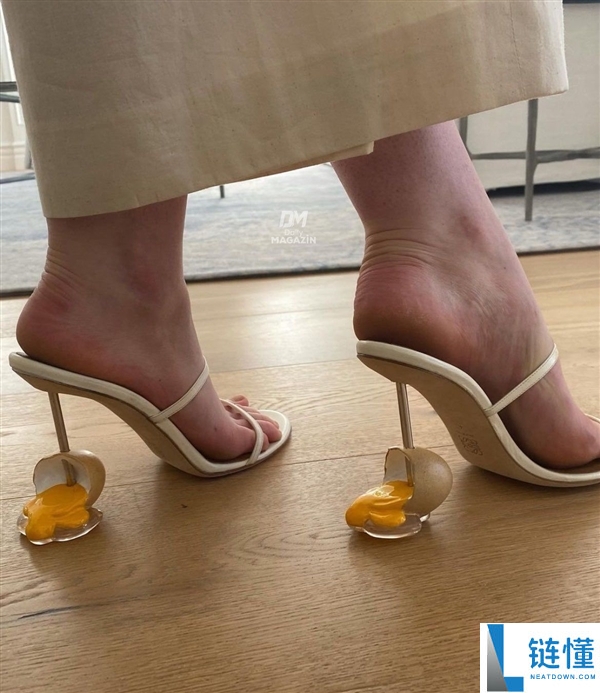 好莱坞女星艾丽·范宁“碎蛋”高跟鞋造型引爆热议：时尚还是争议？