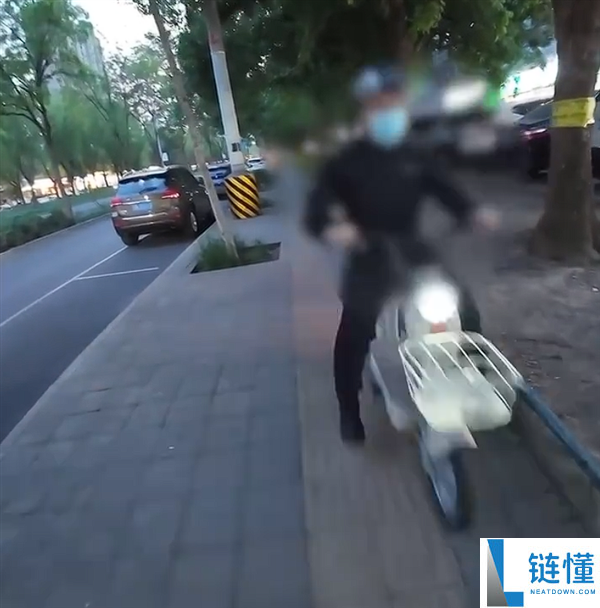 女孩盲道被撞系摆拍？官方通报：两人已被采取刑事强制措施