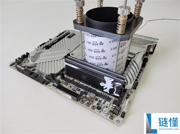 i9-14900KF 液氦超频至 9.2GHz！中国选手刷新 CPU 频率世界纪录