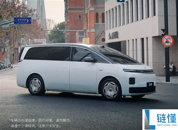 零跑全新 MPV D99 内饰曝光：旋转座椅加持，又要掀桌子？