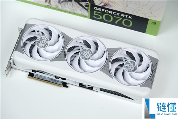 影驰 RTX 5070 星曜 LUNA OC 图赏：背板镜面设计惊艳亮相