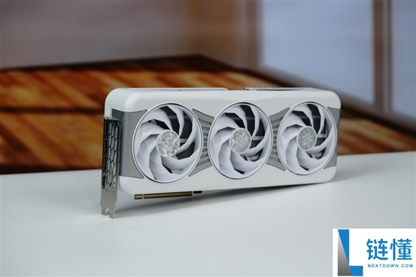 影驰 RTX 5070 星曜 LUNA OC 图赏：背板镜面设计惊艳亮相