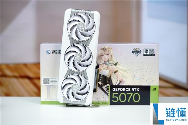 影驰 RTX 5070 星曜 LUNA OC 图赏：背板镜面设计惊艳亮相
