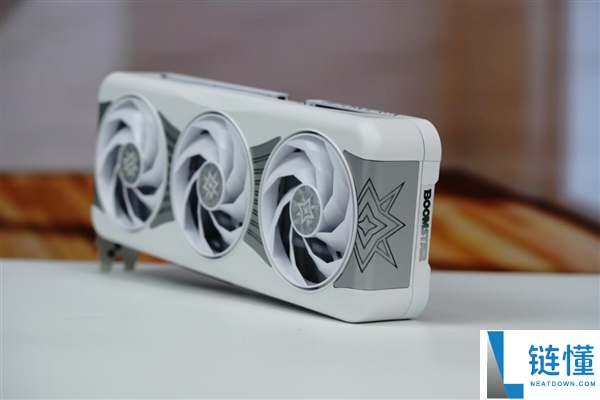 影驰 RTX 5070 星曜 LUNA OC 图赏：背板镜面设计惊艳亮相