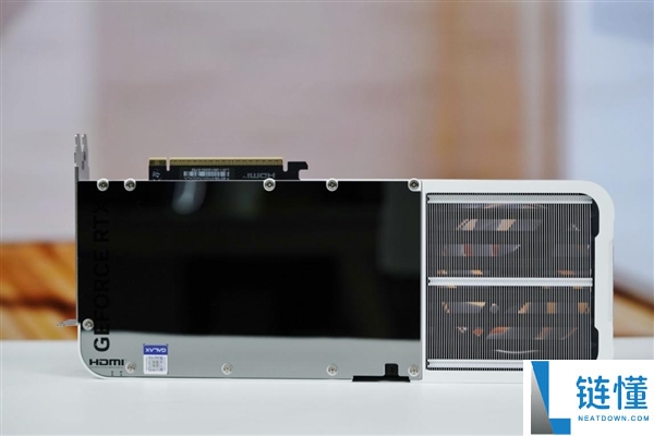 影驰 RTX 5070 星曜 LUNA OC 图赏：背板镜面设计惊艳亮相