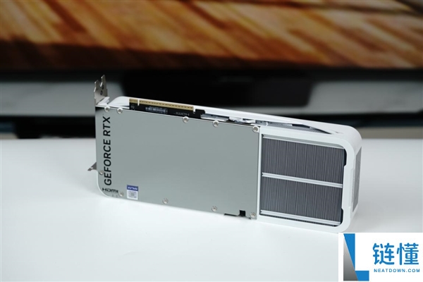 影驰 RTX 5070 星曜 LUNA OC 图赏：背板镜面设计惊艳亮相