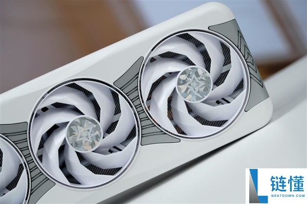 影驰 RTX 5070 星曜 LUNA OC 图赏：背板镜面设计惊艳亮相