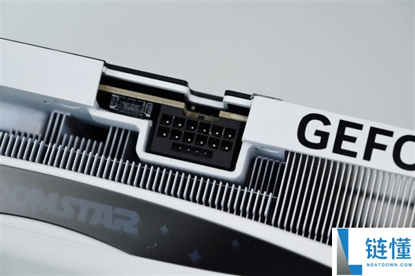 影驰 RTX 5070 星曜 LUNA OC 图赏：背板镜面设计惊艳亮相