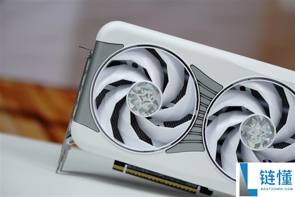 影驰 RTX 5070 星曜 LUNA OC 图赏：背板镜面设计惊艳亮相
