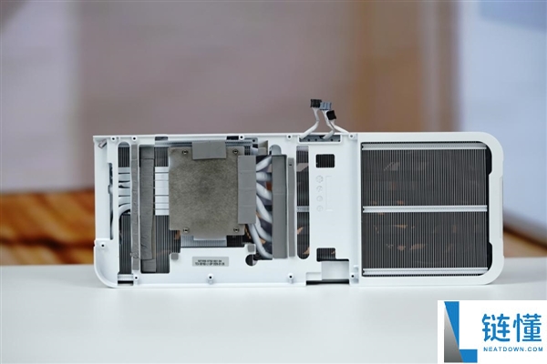 影驰 RTX 5070 星曜 LUNA OC 图赏：背板镜面设计惊艳亮相