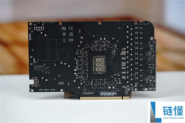 影驰 RTX 5070 星曜 LUNA OC 图赏：背板镜面设计惊艳亮相