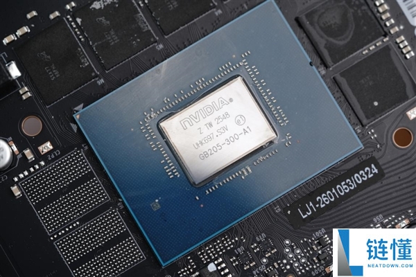 影驰 RTX 5070 星曜 LUNA OC 图赏：背板镜面设计惊艳亮相