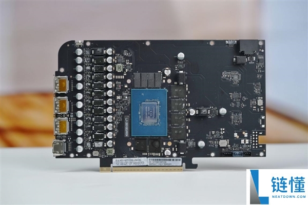 影驰 RTX 5070 星曜 LUNA OC 图赏：背板镜面设计惊艳亮相