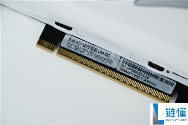影驰 RTX 5070 星曜 LUNA OC 图赏：背板镜面设计惊艳亮相