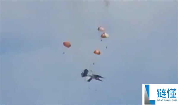 美国航展两架战机空中相撞坠毁，4 人弹射逃生惊险瞬间