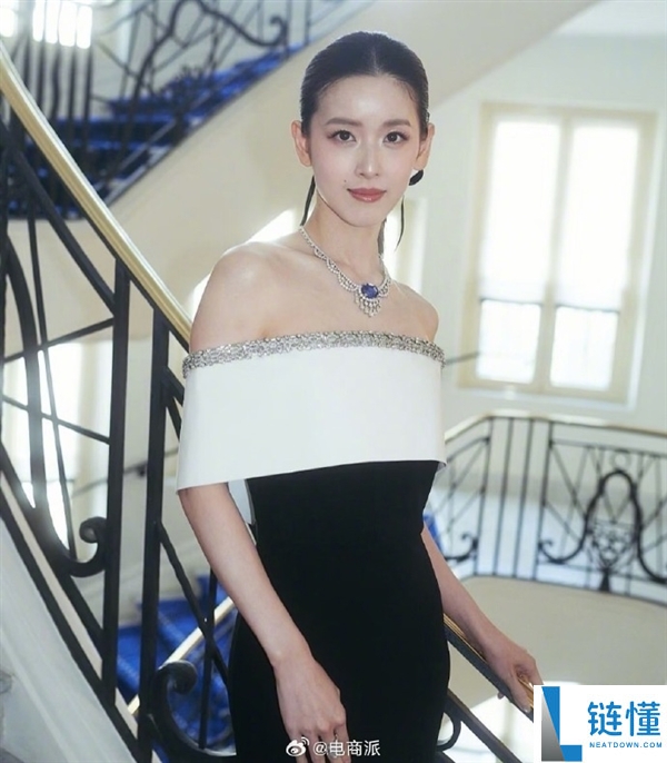 章泽天戛纳晚宴惊艳亮相！黑白礼服配蓝宝石项链，跻身国际顶级名流圈