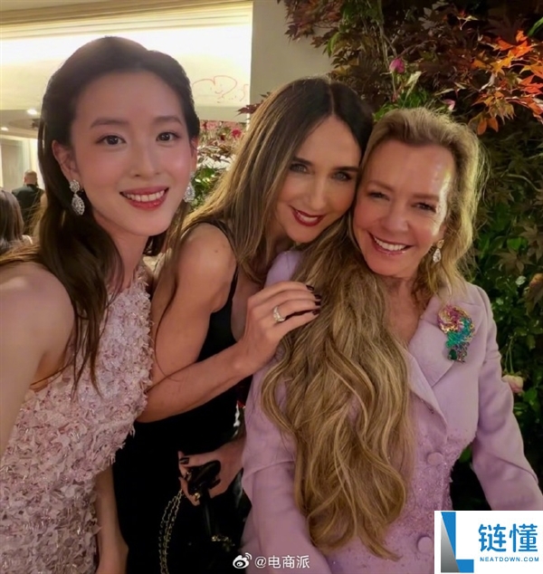 章泽天戛纳晚宴惊艳亮相!黑白礼服配蓝宝石项链,跻身国际顶级名流圈