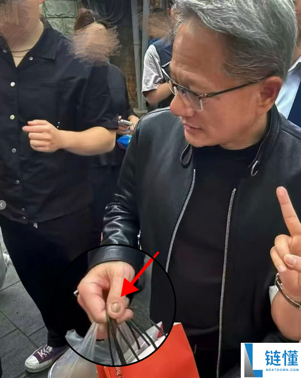 黄仁勋指甲被疑灰指甲？网友云诊断引热议，医生权威回应来了