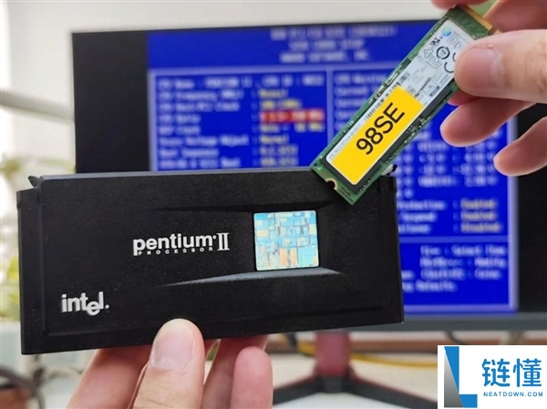 1997 年奔腾 II 驱动 NVMe SSD：实测 100MB/s 速度，老 CPU 兼容新硬盘极限挑战