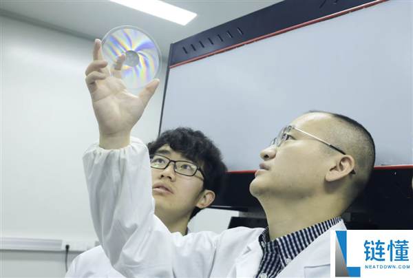中国突破卡脖子技术！新型玻璃存储 2.5 万部高清电影，数据可保存 10 万年
