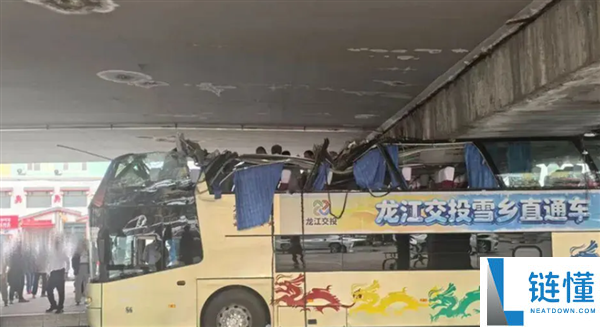 哈尔滨双层巴士被高架桥削顶事故通报：官方确认系司机疏忽所致