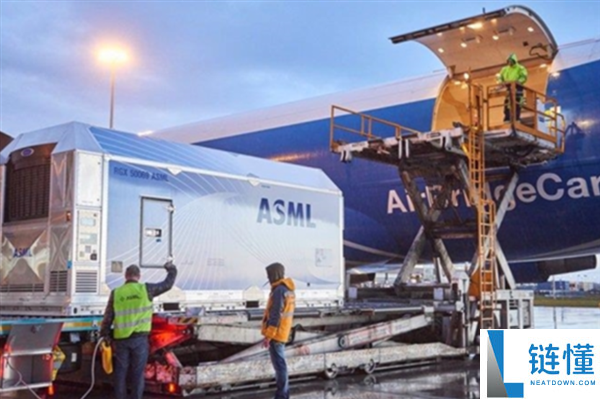 2nm 芯片倒计时！ASML 官宣最强光刻机首批出货，半导体行业迎巨变