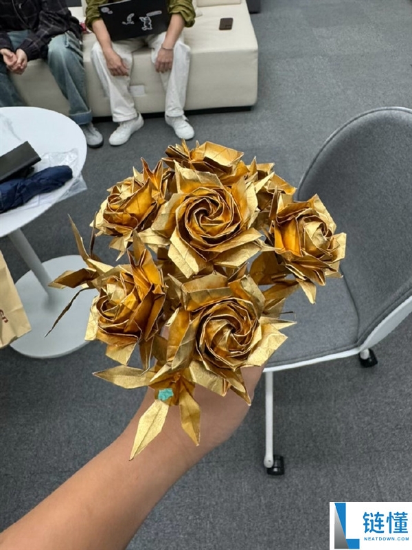 影石黄金纸折花七夕发售：成本上万，揭秘奢华新品