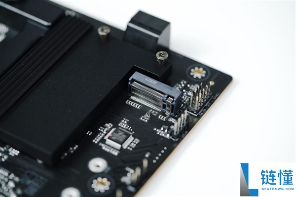 七彩虹 iGame B850M Ultra-OC V14 主板图赏：轻松打造千帧电竞主机