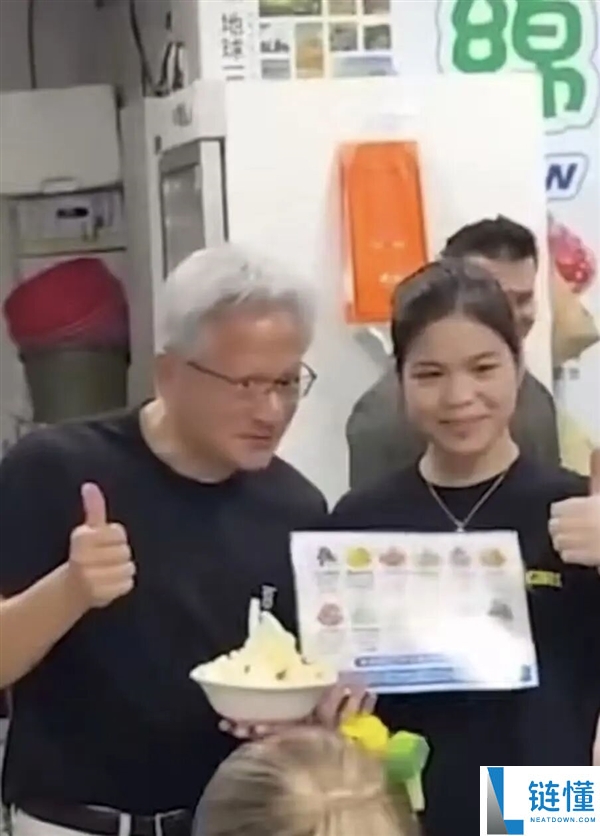 黄仁勋现身台北夜市：品尝绵绵冰胡椒饼，飙闽南语花式夸美食