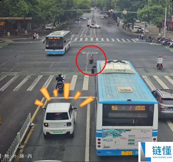 无人骑摩托车闯红灯撞汽车！网友神评：孙策开大
