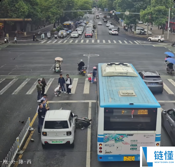无人骑摩托车闯红灯撞汽车！网友神评：孙策开大