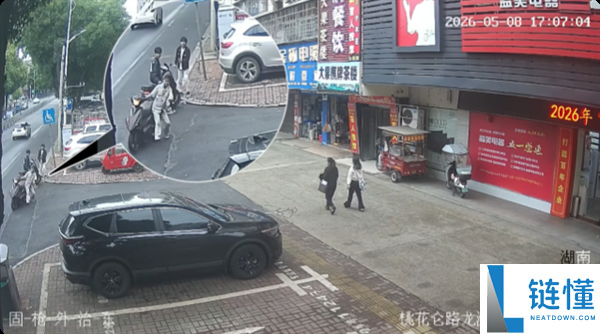 无人骑摩托车闯红灯撞汽车！网友神评：孙策开大