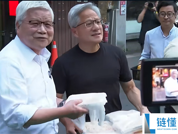 黄仁勋魏哲家街头派发炒面绿豆糕，戏称众人都是小朋友