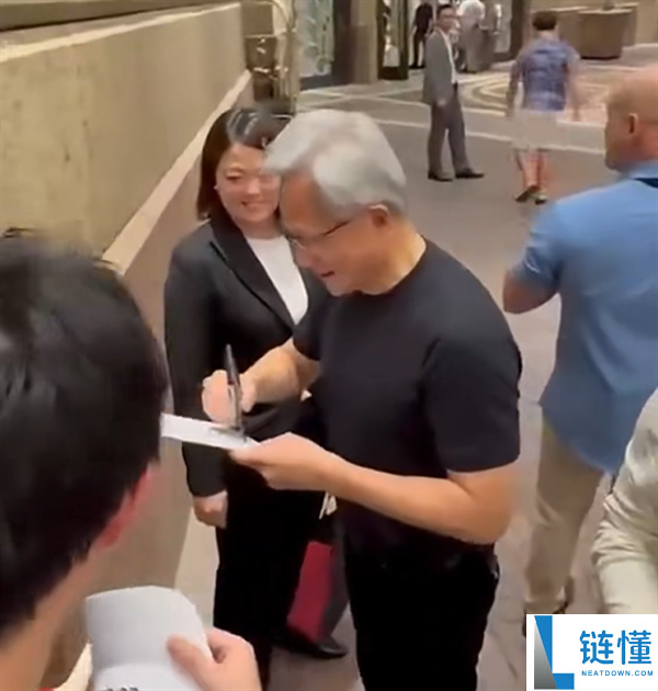 黄仁勋魏哲家街头派发炒面绿豆糕，戏称众人都是小朋友