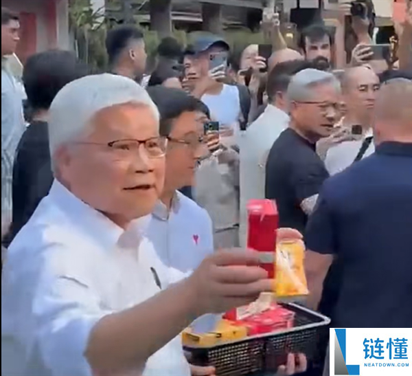 黄仁勋魏哲家街头派发炒面绿豆糕，戏称众人都是小朋友