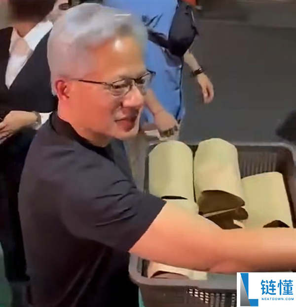 黄仁勋魏哲家街头派发炒面绿豆糕，戏称众人都是小朋友