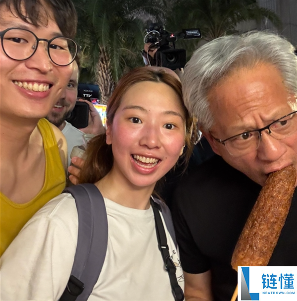 英伟达 CEO 黄仁勋夜市买烤玉米：付费插队引热议