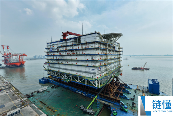 世界最大海上换流站“海风之心”完成安装启运