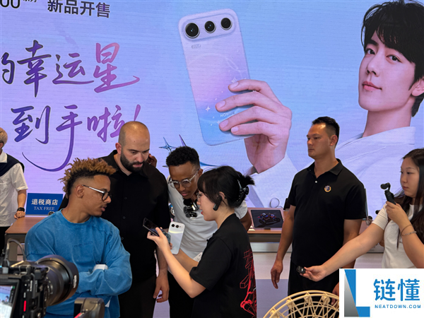 中东第一网红阿波哥探店荣耀阿尔法全球旗舰店，现场获赠荣耀 600 Pro 新机