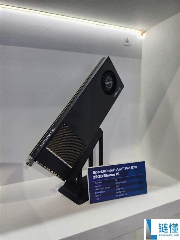 32GB显存单槽全新升级！撼与锐炫Pro B70涡轮卡亮相，8卡堆叠达256GB存储容量