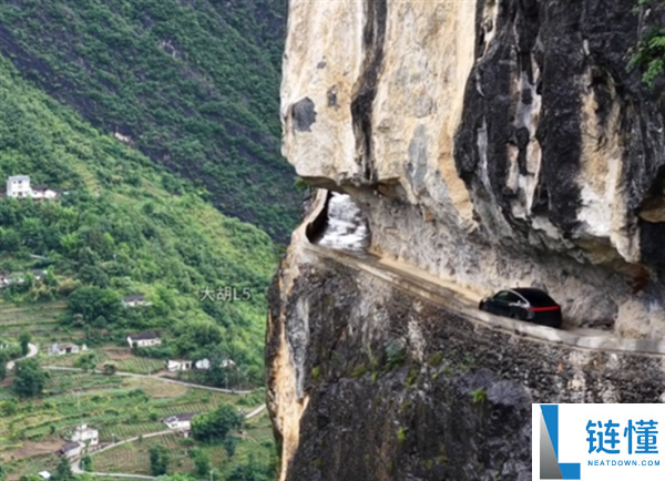 中国车主挂壁公路实测特斯拉智能驾驶，马斯克转发引热议海外走红