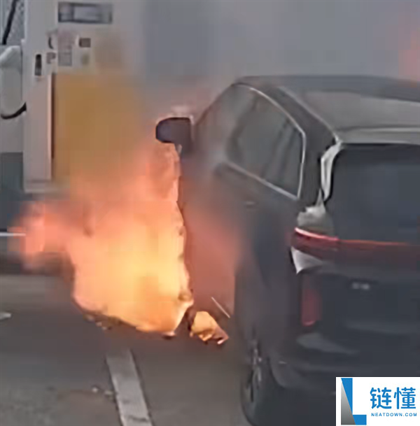 充电时冒浓烟引发火灾：车主紧急下车后火势扩大【汽车充电安全注意事项】