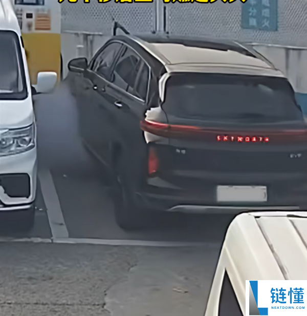 充电时冒浓烟引发火灾：车主紧急下车后火势扩大【汽车充电安全注意事项】
