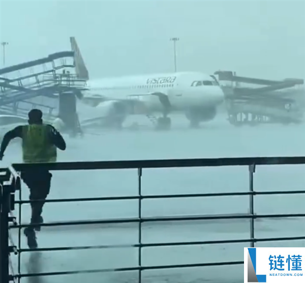 印度机场惊险瞬间：地勤车被大风吹跑撞毁三架客机引发关注