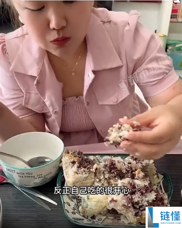 女子自制蛤蟆粽子：蛤蟆肚中塞糯米蛋黄引热议【甜咸粽子大战】