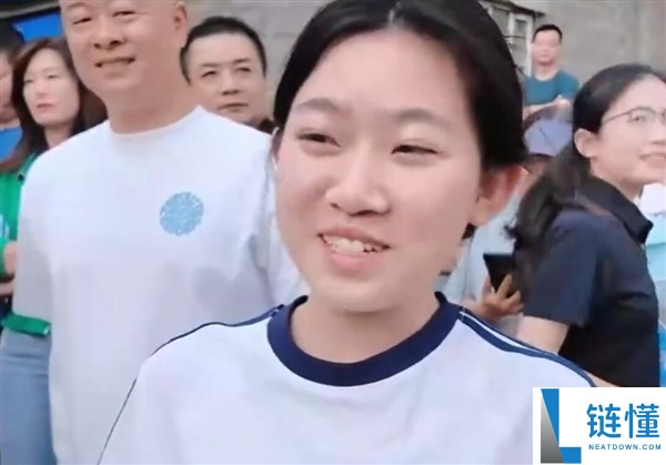 女生高考独自应考：三位老师盯考场初体验，紧张感十足