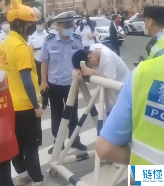 高考考生紧张到腿软被背进考场，网友：笔都拿不稳的紧张瞬间